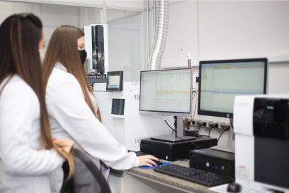 Equipe LABGEO em análise laboratorial